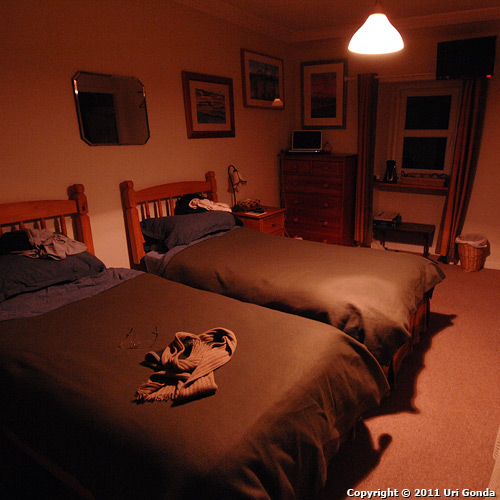 חדר טיפוסי של B&B קטן, בעיירה פוֹרְט אֶלֵן (Port Ellen) שבאי אָיְלַה (Islay).
