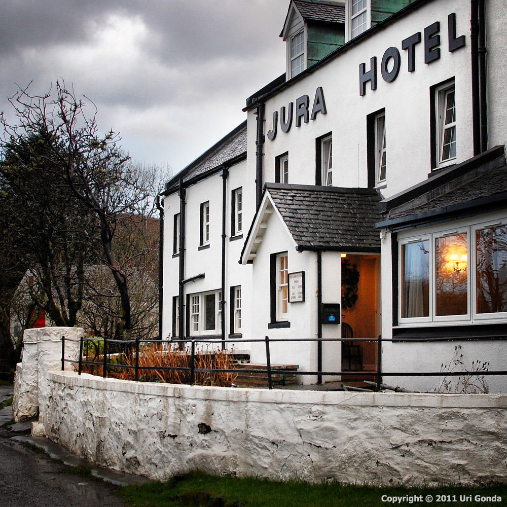 בית המלון היחידי באי הזעיר ג'וּרַה (Jura), הסמוך לאי אָיְלַה (Islay).