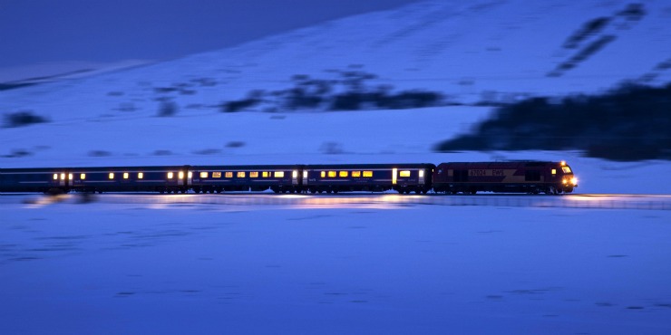 רכבת הלילה הקָלֶדוֹנִית (Caledonian Sleeper) במעבר דְרָמוׁכְטֵר (Pass of Drumochter) שבין הרמה הדרומית והצפונית.