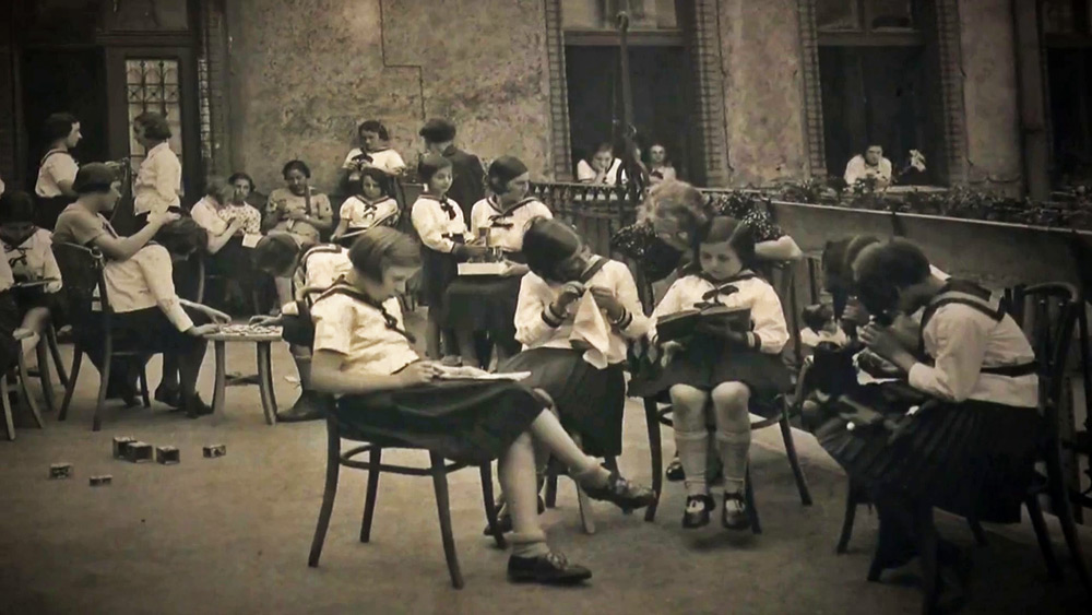 ילדות בחצר של בית הספר של המיסיון הסקוטי בבודפשט.